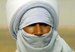West-Sahara, Süd-Algerien: Hoggar, Tassili und Tadrart - Tuareg mit typischer Kopfbedeckung